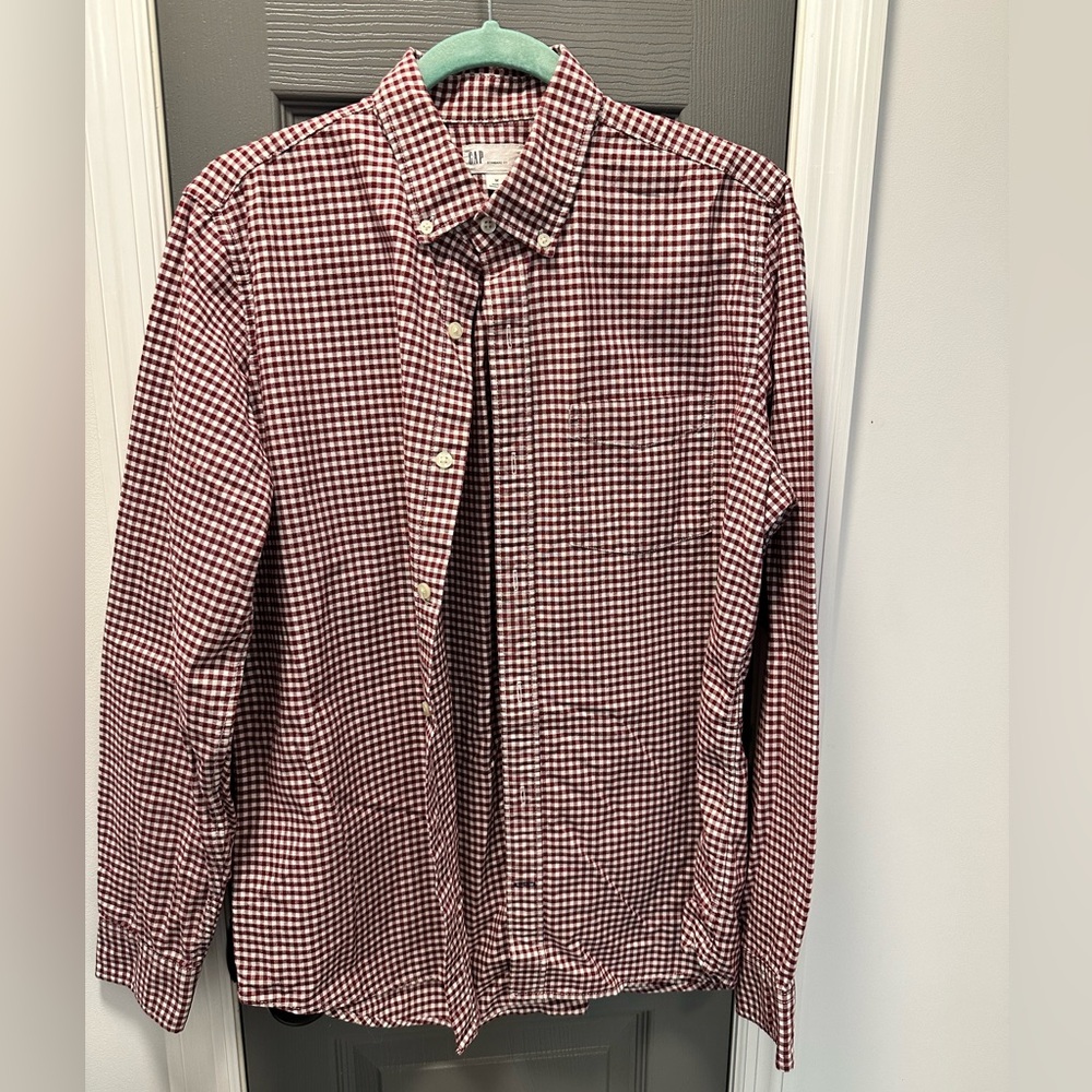 Gap men’s button down shirt. Red/white checkered. Size M